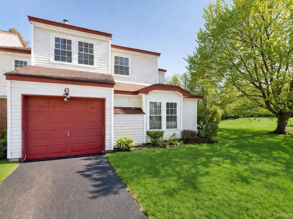 6 Georgian Court , Coram, NY 11727