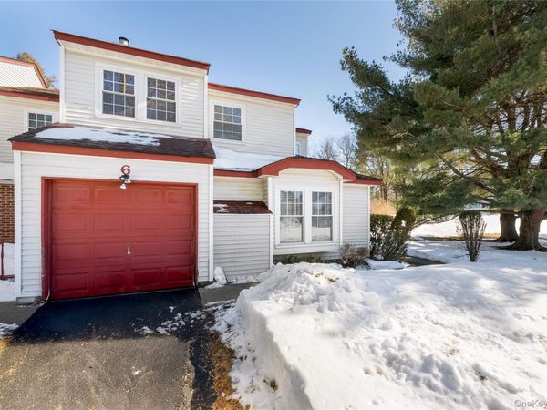 6 Georgian Court , Coram, NY 11727