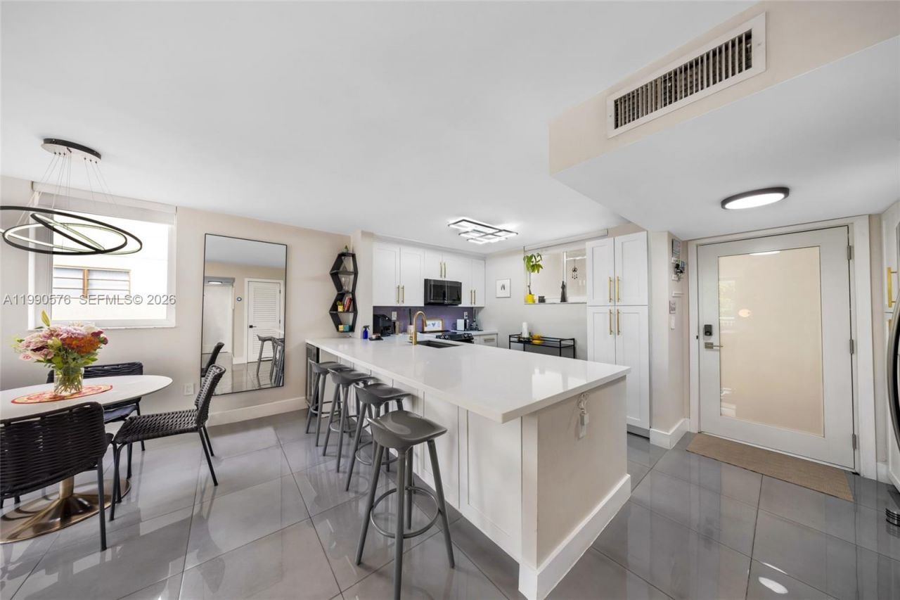 1665 Bay Rd , Unit 221, Miami Beach, FL 33139 Photo