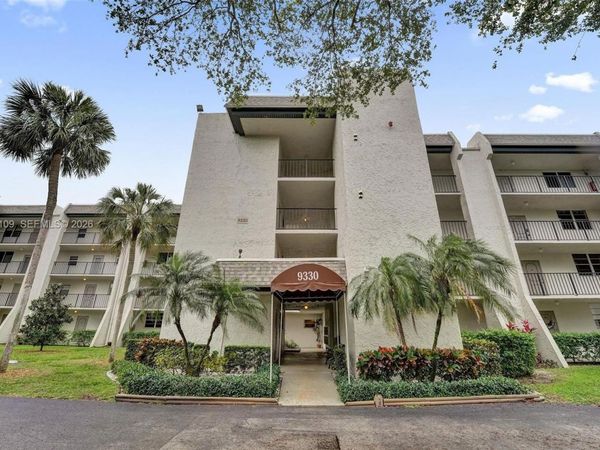 9330 Lagoon Pl, Unit 109, Davie, FL 33324