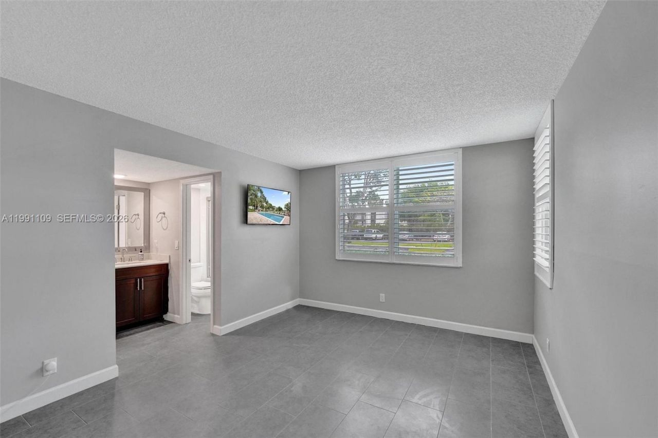 9330 Lagoon Pl, Unit 109, Davie, FL 33324 Photo