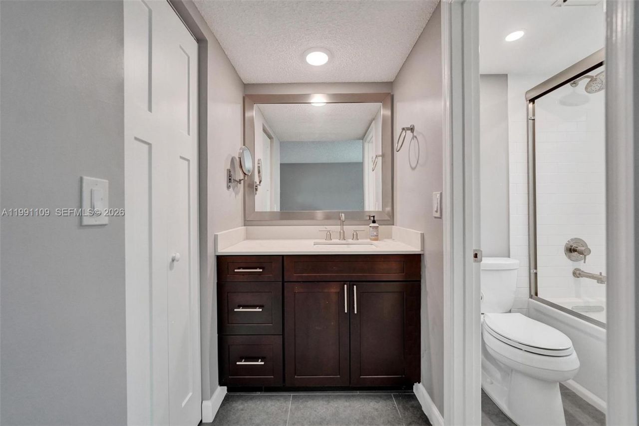 9330 Lagoon Pl, Unit 109, Davie, FL 33324 Photo