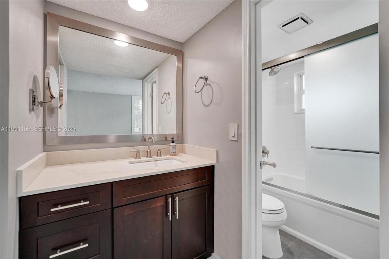 9330 Lagoon Pl, Unit 109, Davie, FL 33324 Photo