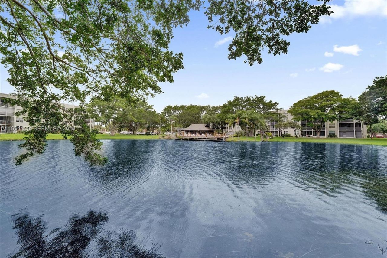 9330 Lagoon Pl, Unit 109, Davie, FL 33324 Photo