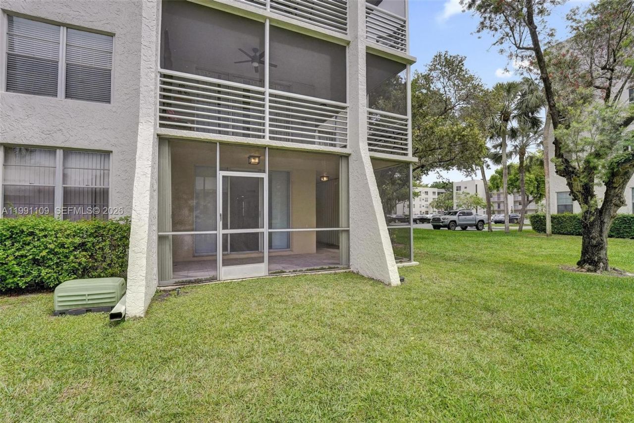 9330 Lagoon Pl, Unit 109, Davie, FL 33324 Photo