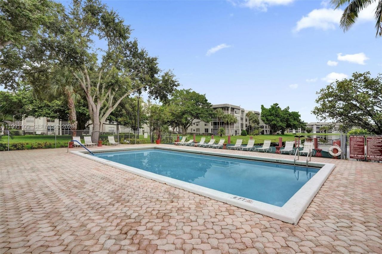 9330 Lagoon Pl, Unit 109, Davie, FL 33324 Photo