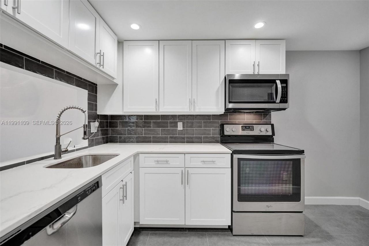 9330 Lagoon Pl, Unit 109, Davie, FL 33324 Photo