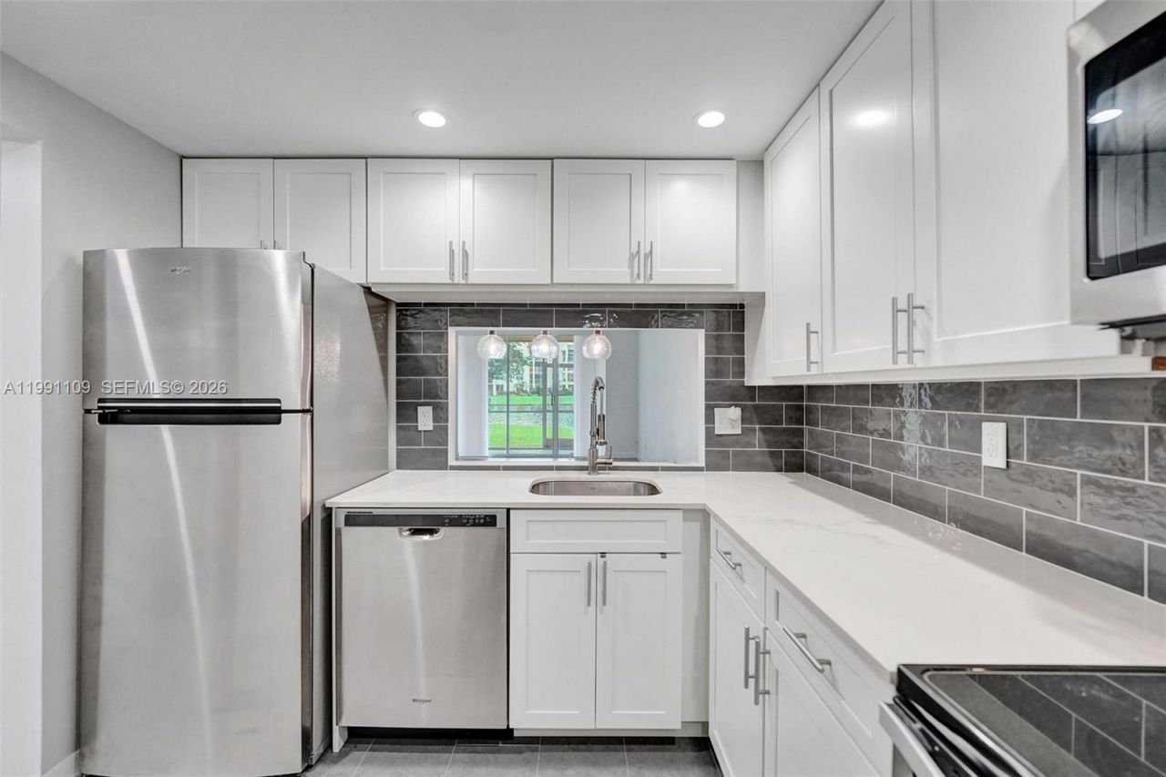 9330 Lagoon Pl, Unit 109, Davie, FL 33324 Photo