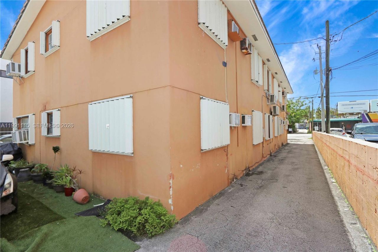 3191 SW 23rd St, Miami, FL 33145 Photo