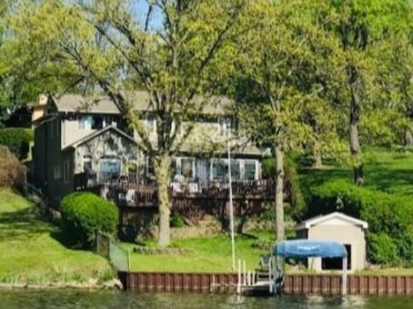 4713 E Lake Shore Drive, Wonder Lake, IL 60097