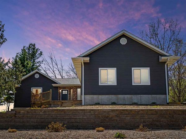 2698 Hidden Valley Trl NE, Solon, IA 52333