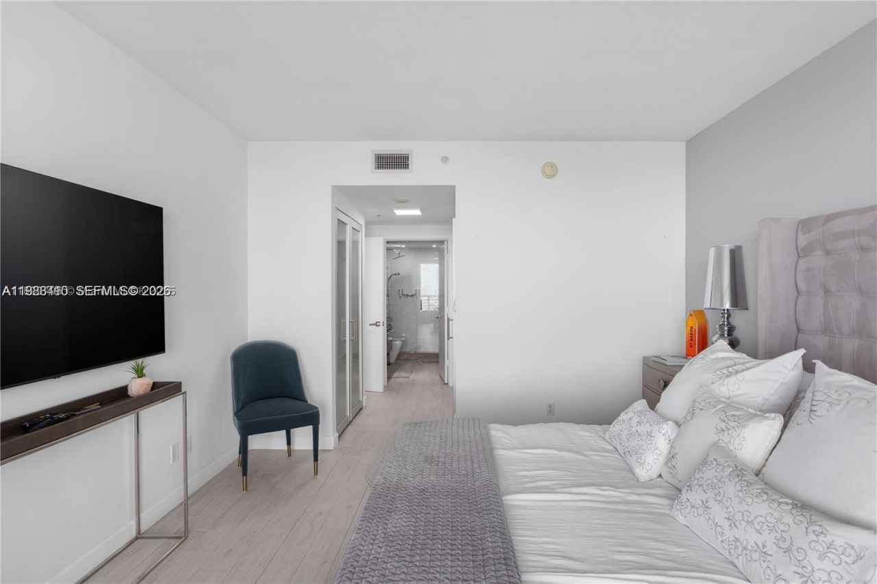 335 S Biscayne , Unit 2309, Miami, FL 33131 Photo