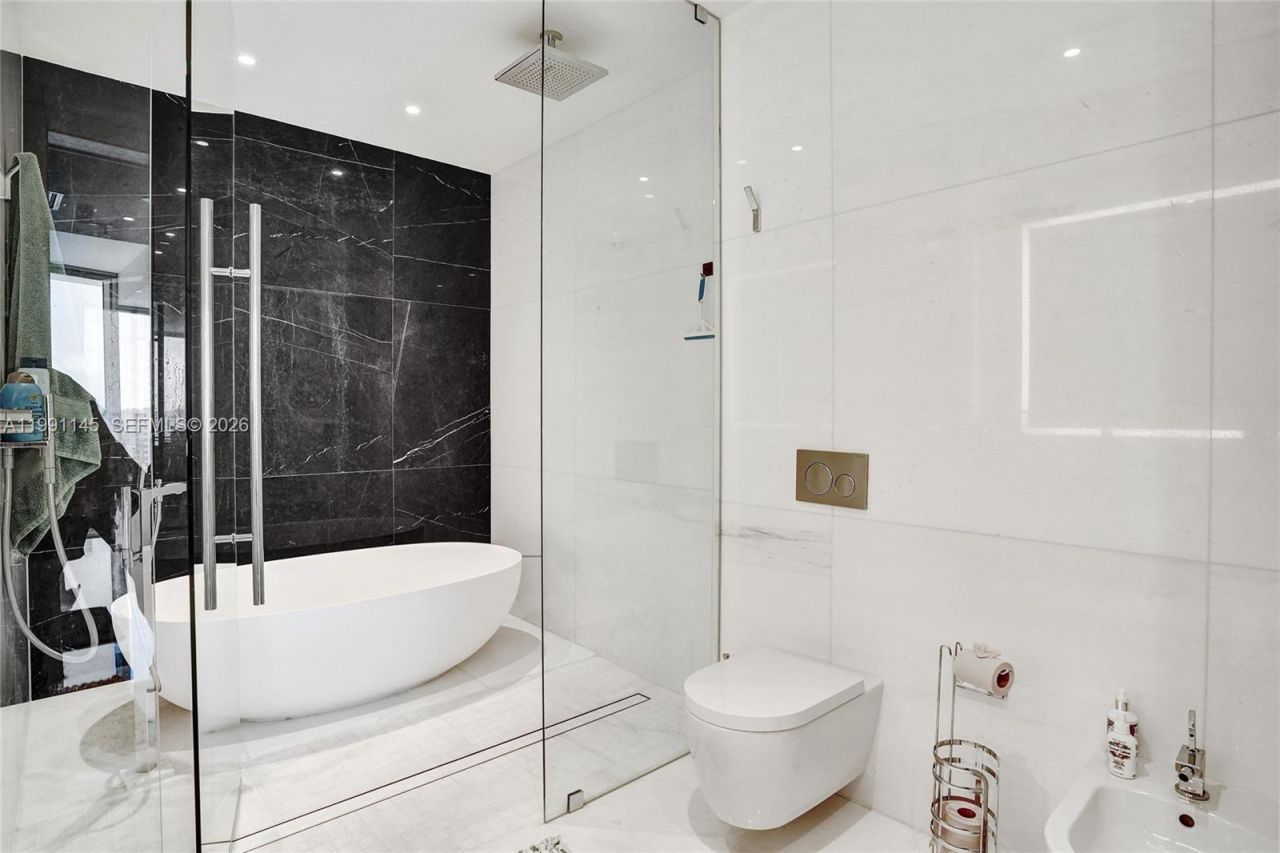 300 Biscayne Boulevard Way, Unit 2106W, Miami, FL 33131 Photo