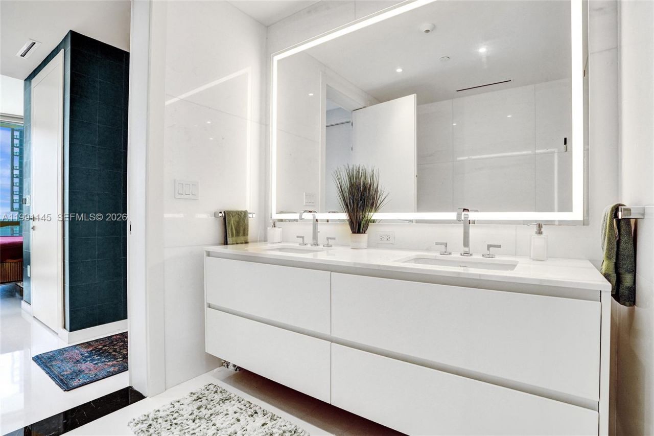 300 Biscayne Boulevard Way, Unit 2106W, Miami, FL 33131 Photo