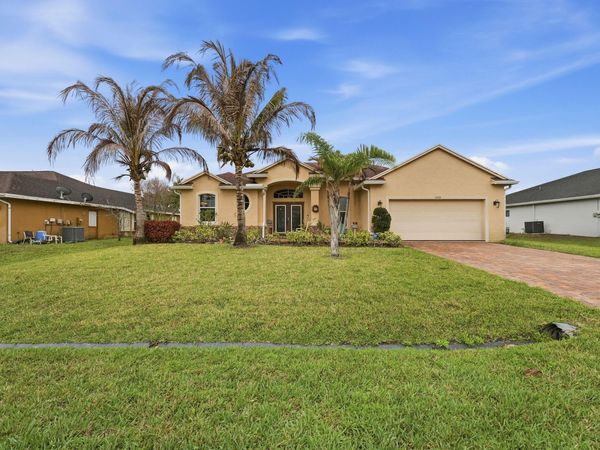 6988 NW Hartney Way, Port St. Lucie, FL 34983