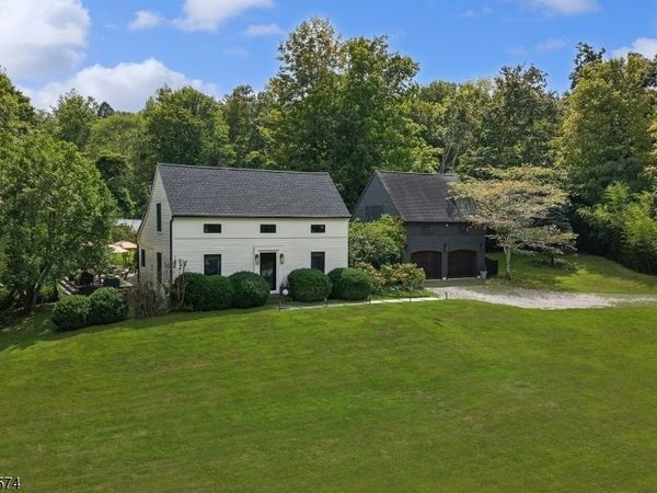 2 Schoolhouse Lane, Tewksbury, NJ 08833