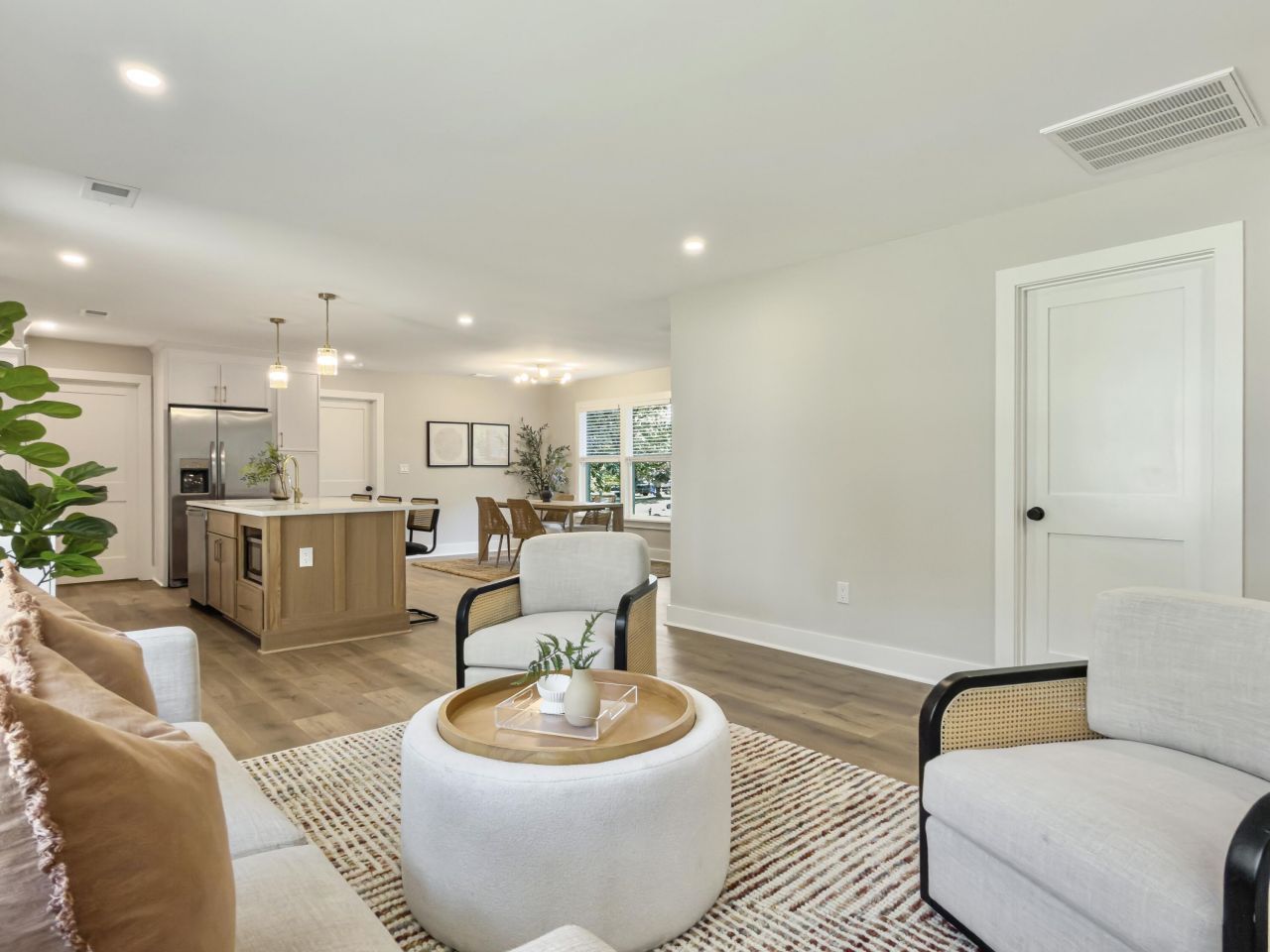 943 Mikell Drive Photo 6