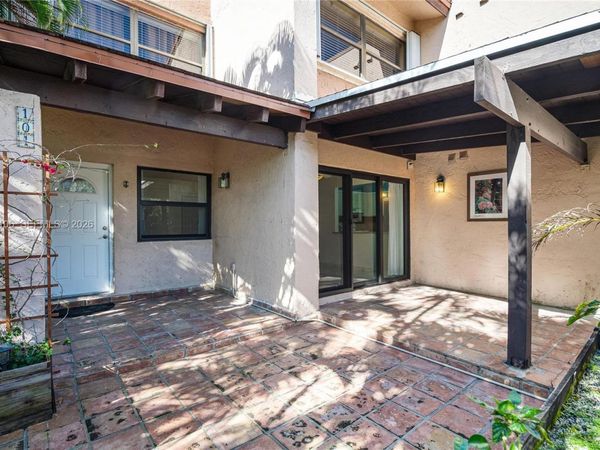 495 W Park Dr , Unit 101, Miami, FL 33172