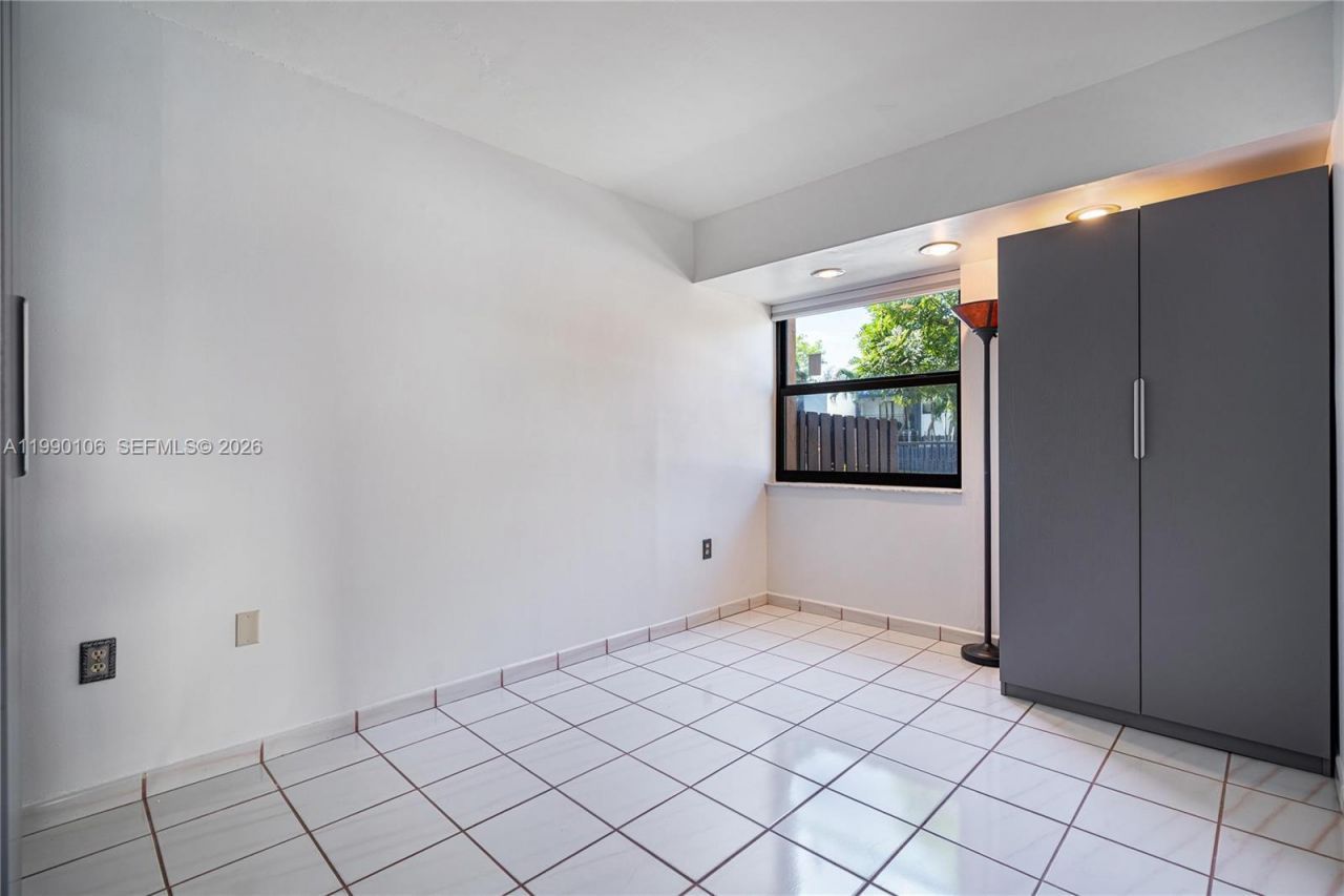 495 W Park Dr , Unit 101, Miami, FL 33172 Photo