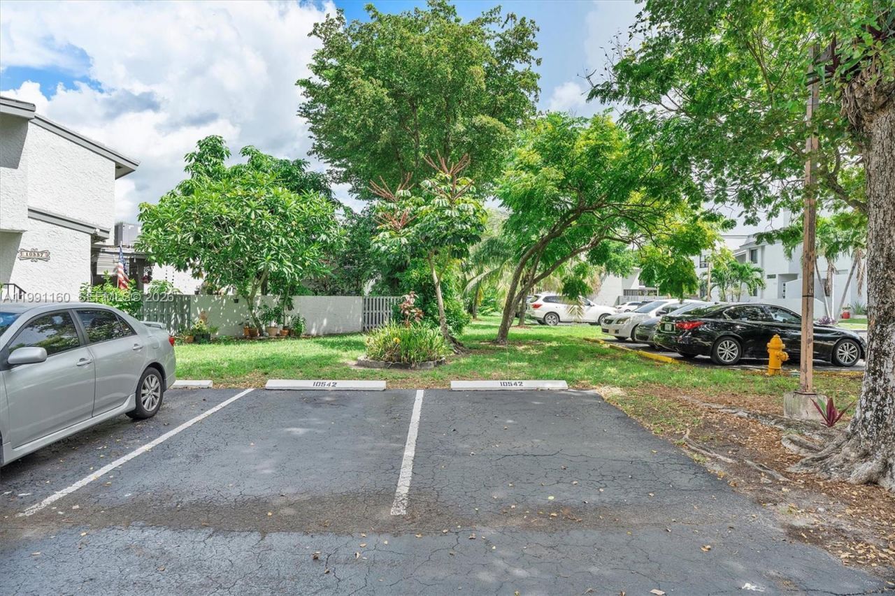 10542 NW 7th Ter , Unit B7, Miami, FL 33172 Photo