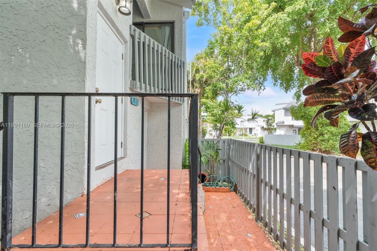 10542 NW 7th Ter , Unit B7, Miami, FL 33172 Photo