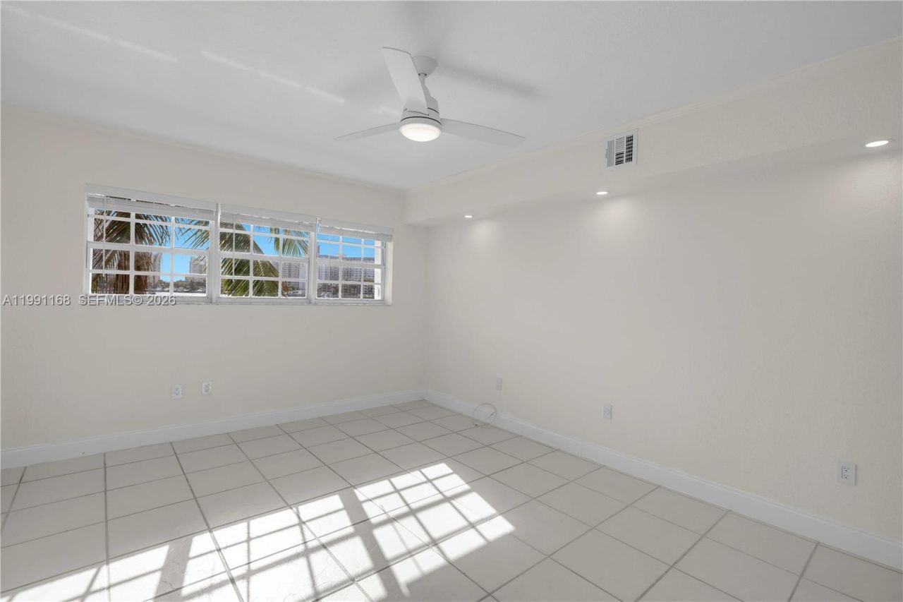 462 Golden Isles Dr, Unit 210, Hallandale Beach, FL 33009 Photo