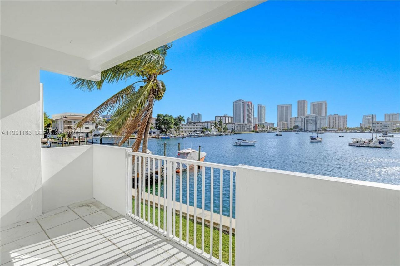 462 Golden Isles Dr, Unit 210, Hallandale Beach, FL 33009 Photo