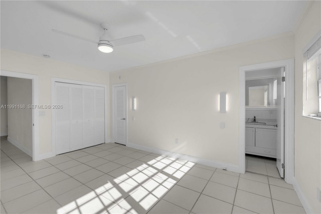 462 Golden Isles Dr, Unit 210, Hallandale Beach, FL 33009 Photo