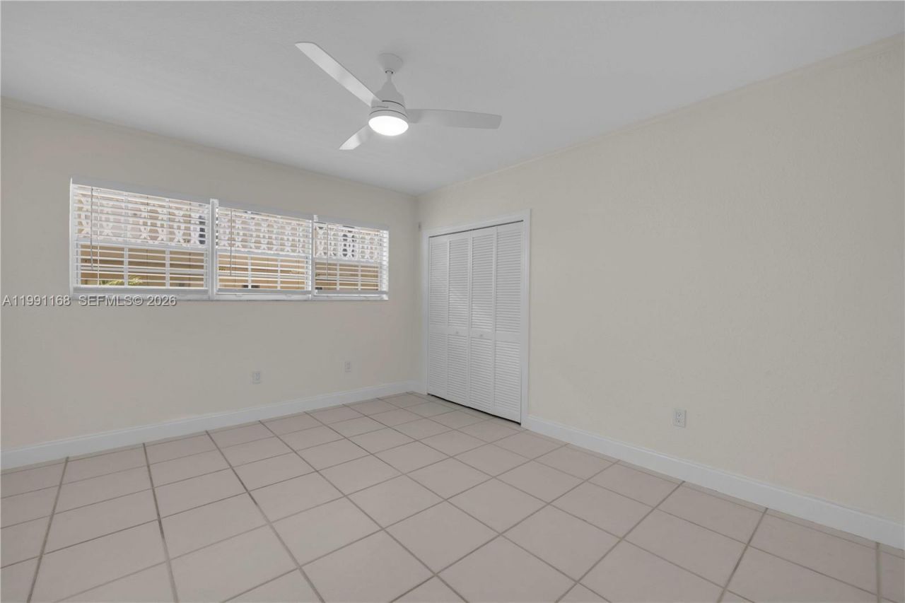 462 Golden Isles Dr, Unit 210, Hallandale Beach, FL 33009 Photo