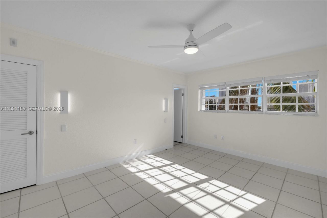 462 Golden Isles Dr, Unit 210, Hallandale Beach, FL 33009 Photo