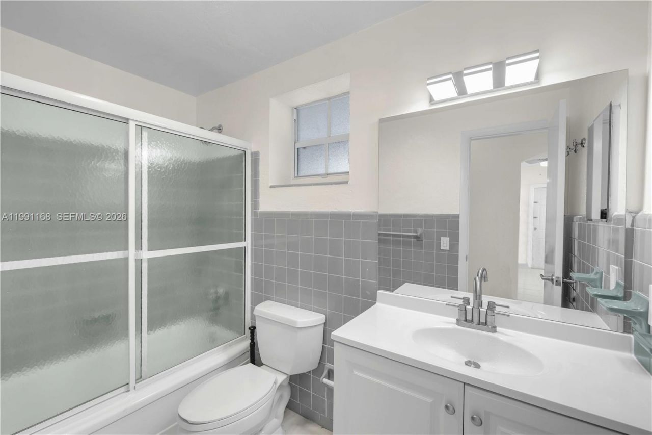 462 Golden Isles Dr, Unit 210, Hallandale Beach, FL 33009 Photo