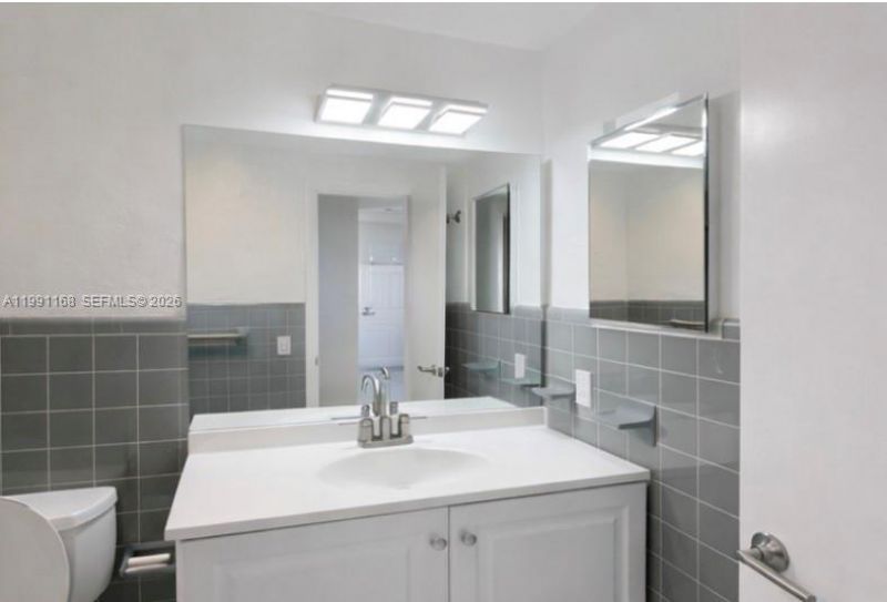 462 Golden Isles Dr , Unit 210, Hallandale Beach, FL 33009 Photo