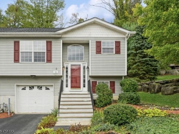 12 Oak Point Dr, Hamburg, NJ 07419