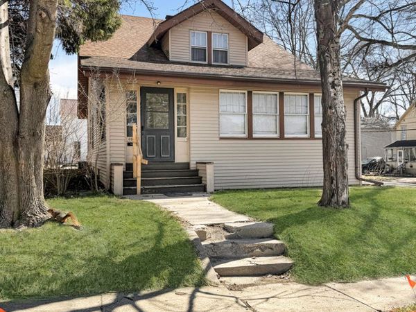 405 N Apple Avenue , Freeport, IL 61032