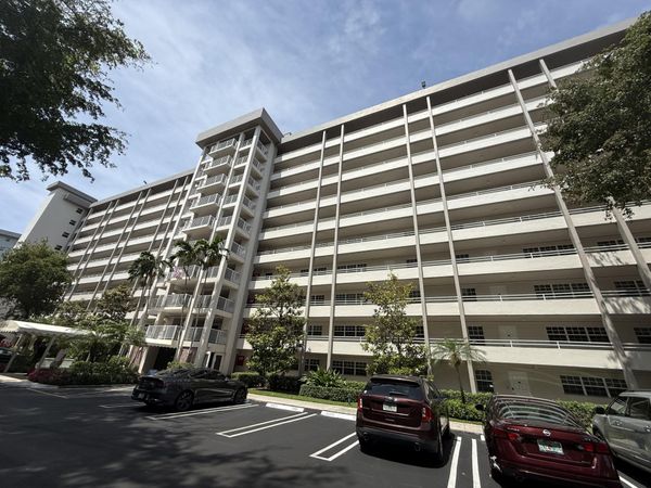 605 Oaks Drive, Unit 602, Pompano Beach, FL 33069