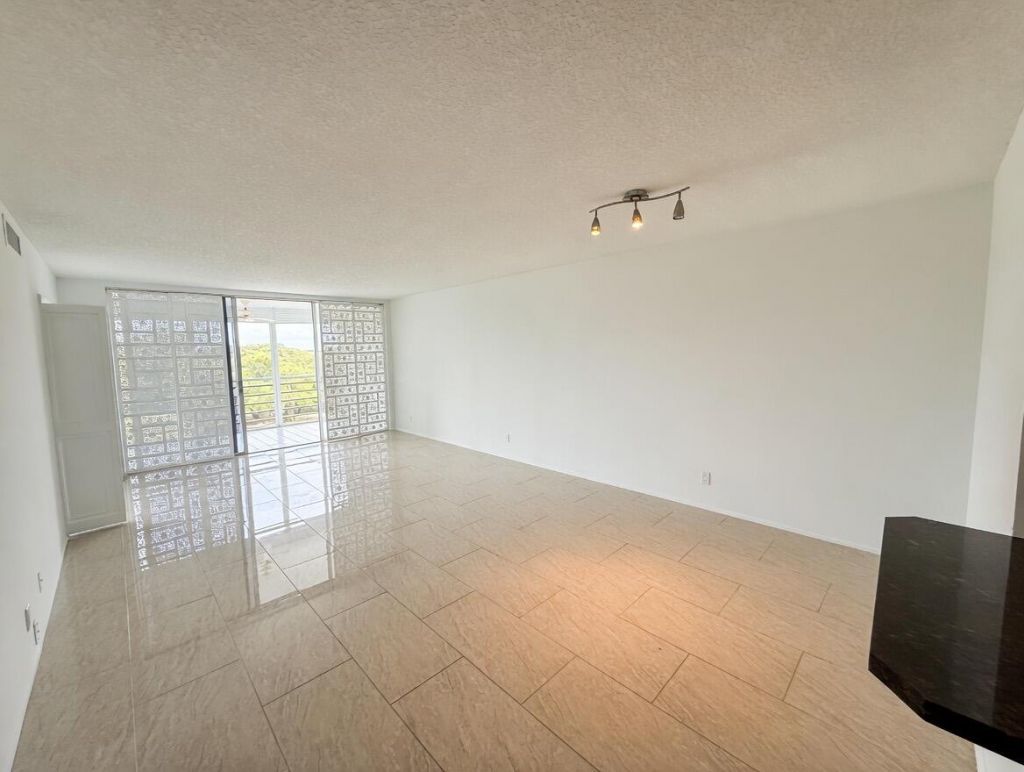 605 Oaks Drive, Unit 602, Pompano Beach, FL 33069 Photo