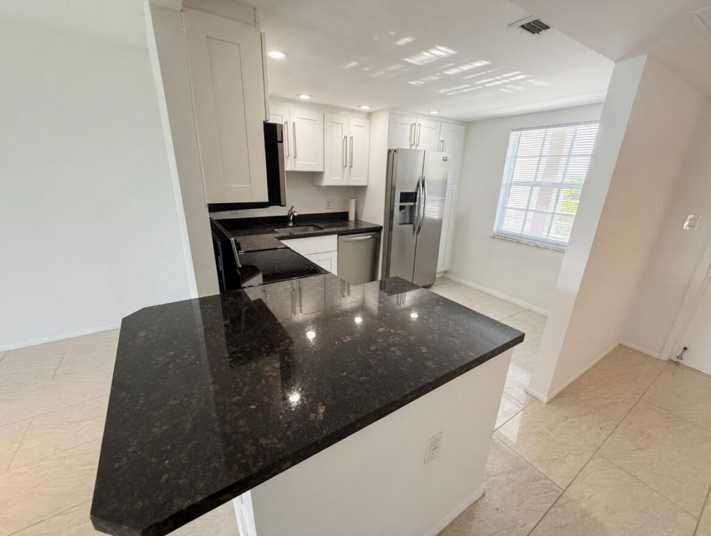 605 Oaks Drive, Unit 602, Pompano Beach, FL 33069 Photo