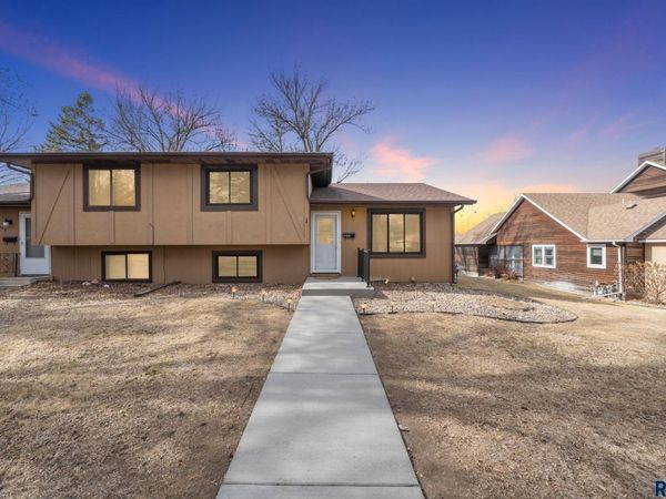 2427 S Center Ave, Sioux Falls, SD 57105