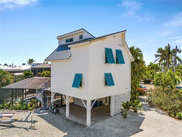 2432 Sycamore ST, ST. JAMES CITY, FL 33956