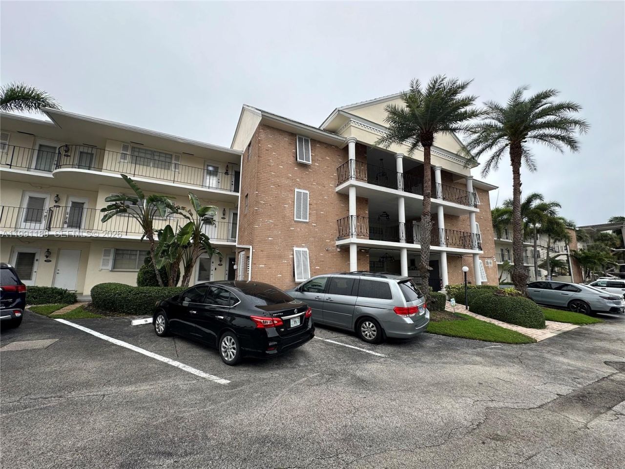450 Paradise Isle Blvd, Unit 102, Hallandale Beach, FL 33009 Photo