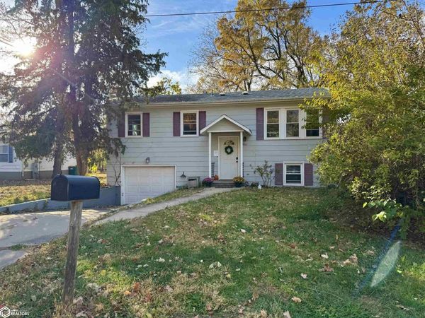 906 N 9th Street, Fairfield, IA 52556