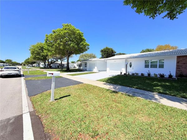 8581 NW 17th St, Plantation, FL 33322
