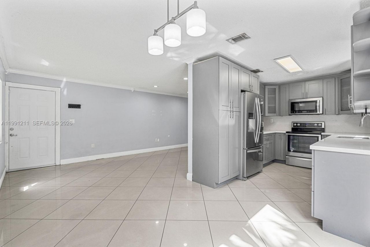6854 NW 173rd Dr, Unit 210, Hialeah, FL 33015 Photo
