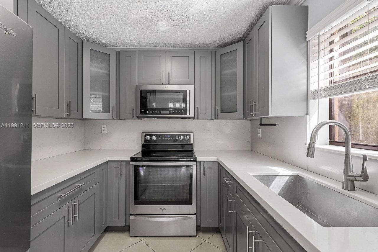 6854 NW 173rd Dr, Unit 210, Hialeah, FL 33015 Photo