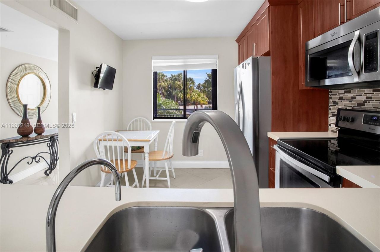 304 Racquet Club Rd, Unit 203, Weston, FL 33326 Photo