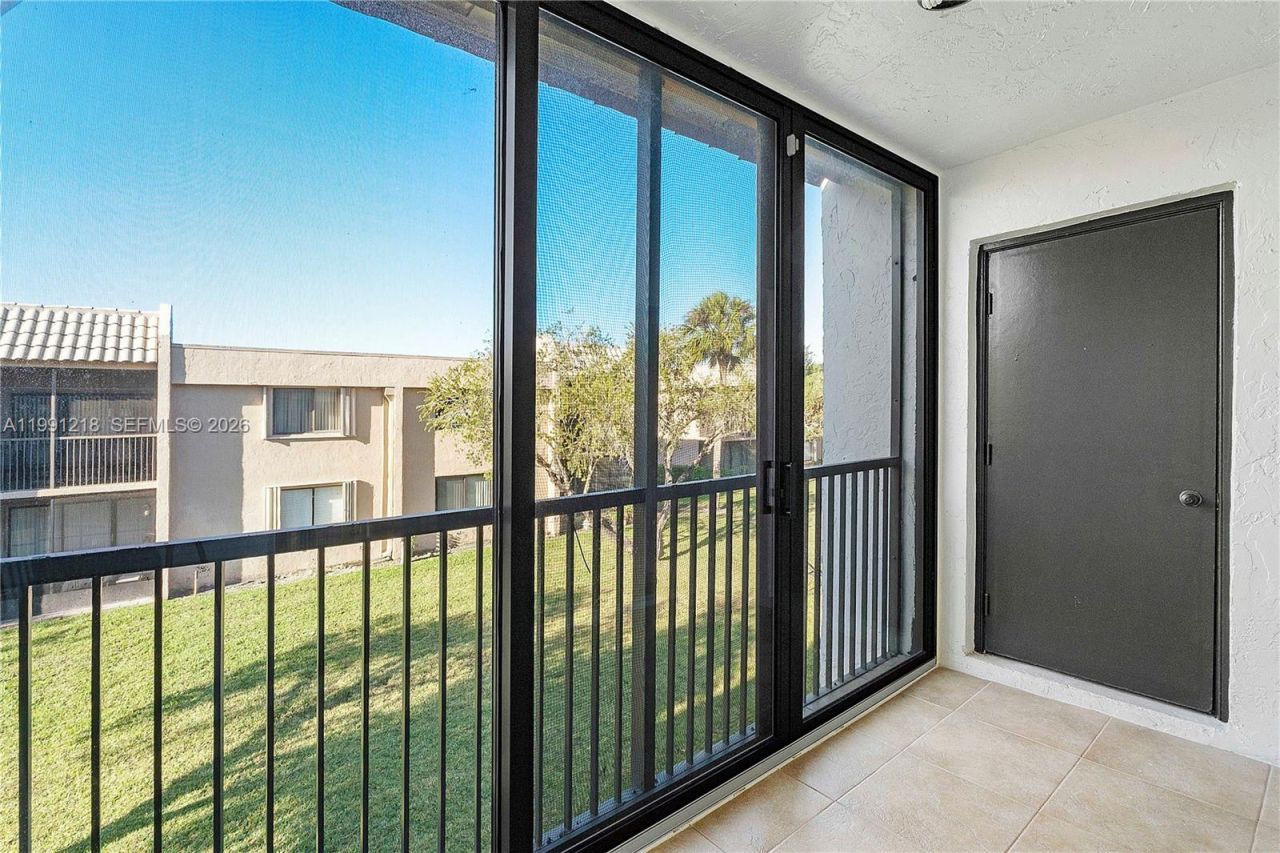 304 Racquet Club Rd, Unit 203, Weston, FL 33326 Photo