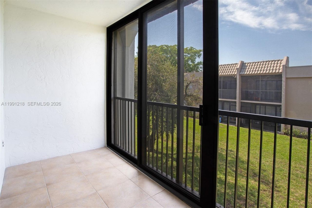 304 Racquet Club Rd, Unit 203, Weston, FL 33326 Photo