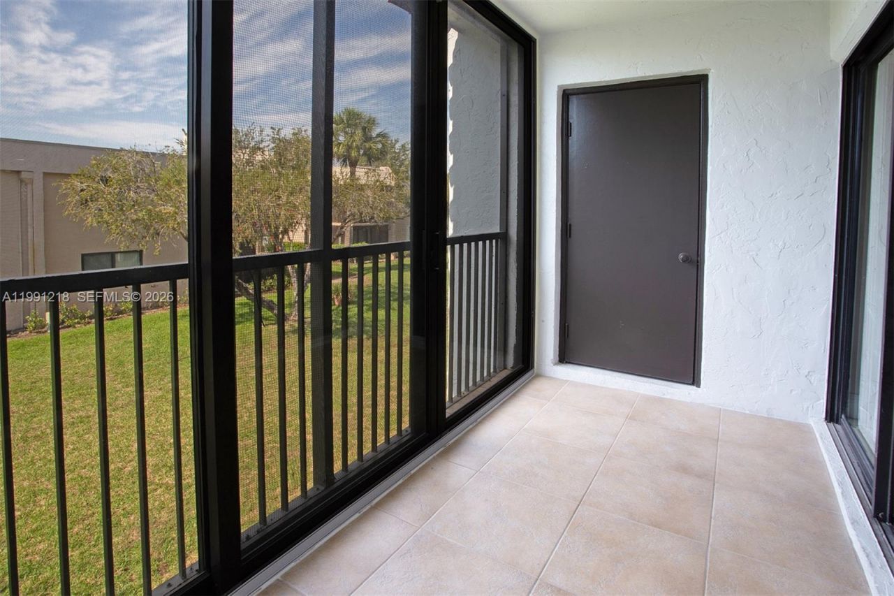 304 Racquet Club Rd, Unit 203, Weston, FL 33326 Photo
