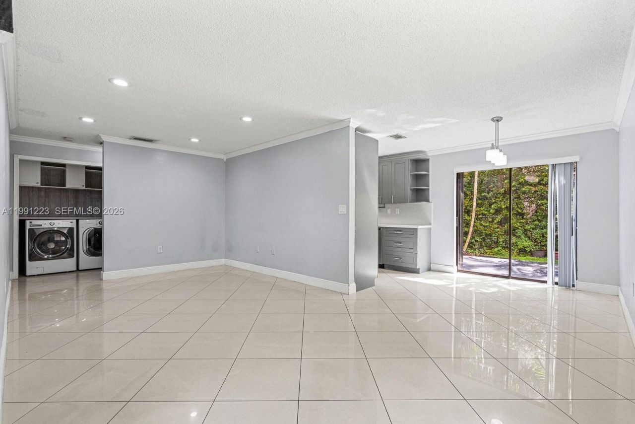 6854 NW 173rd Dr, Unit 210, Hialeah, FL 33015 Photo