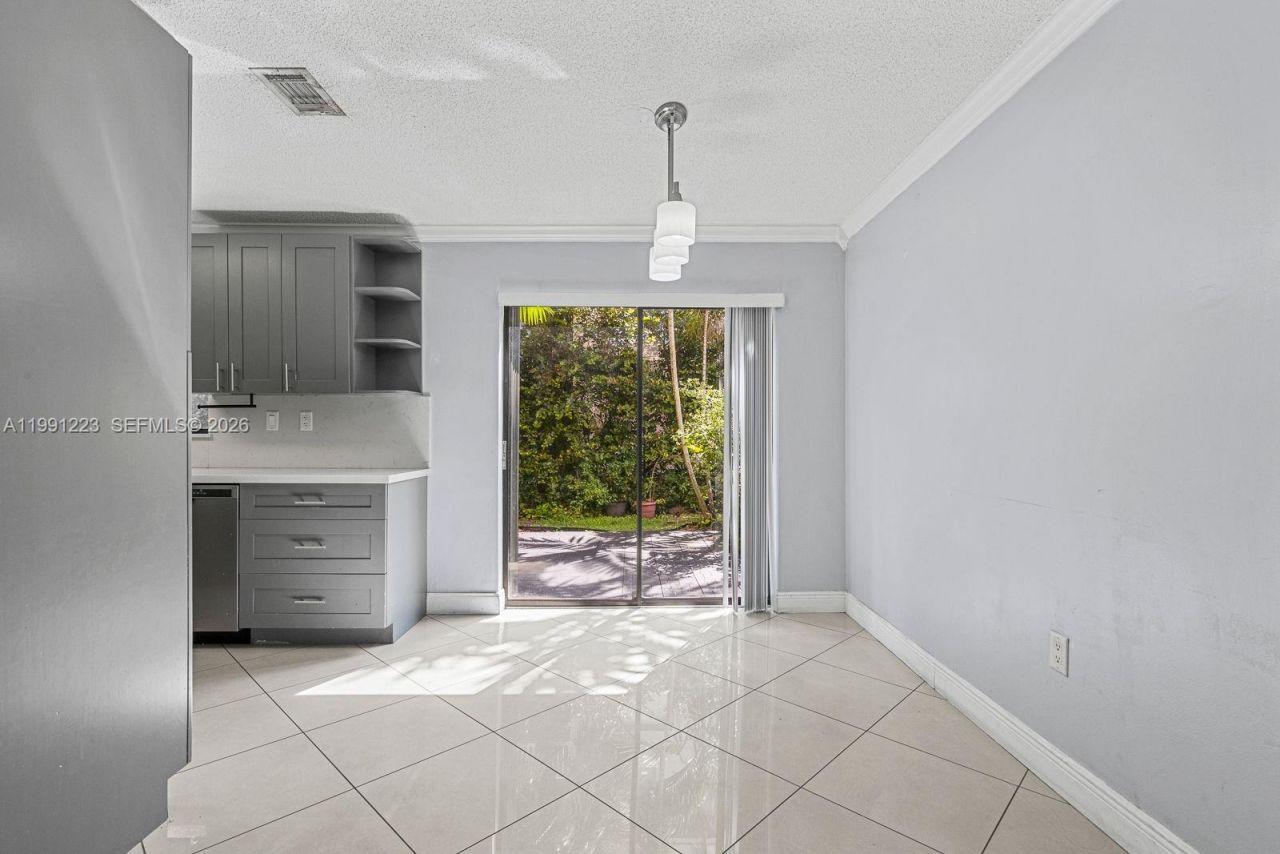 6854 NW 173rd Dr, Unit 210, Hialeah, FL 33015 Photo